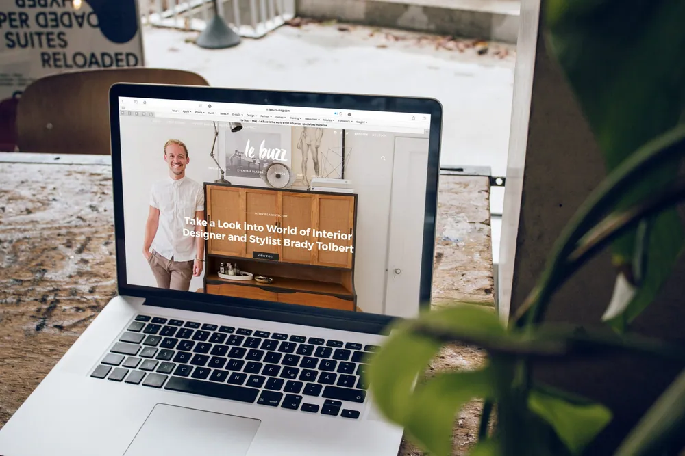 Une photo d'un ordinateur portable montrant le travail d'un site web.