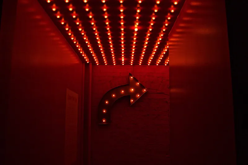 luce rossa a tendone in direzione destra
