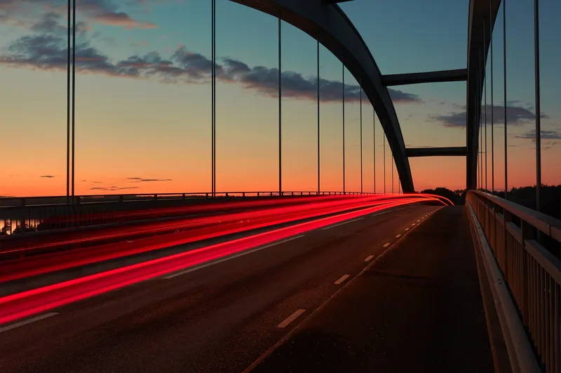 Percorso di luce all'alba su un ponte