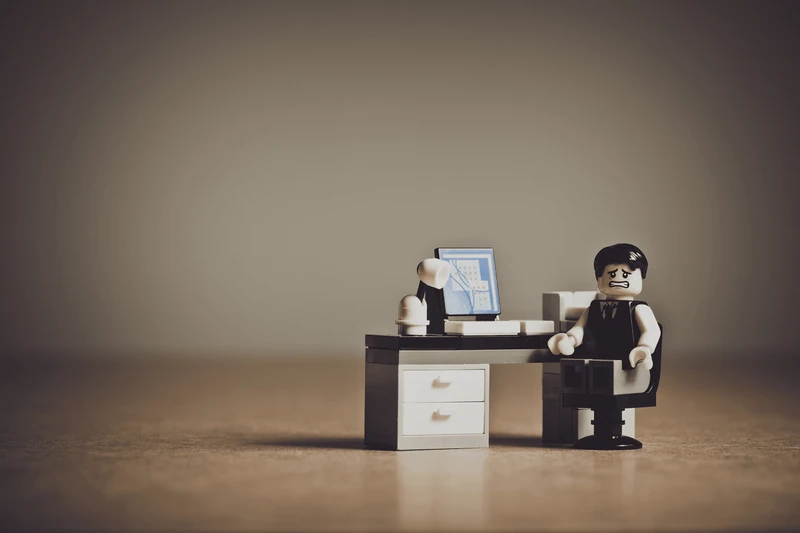 homem lego na mesa como cliente satisfeito
