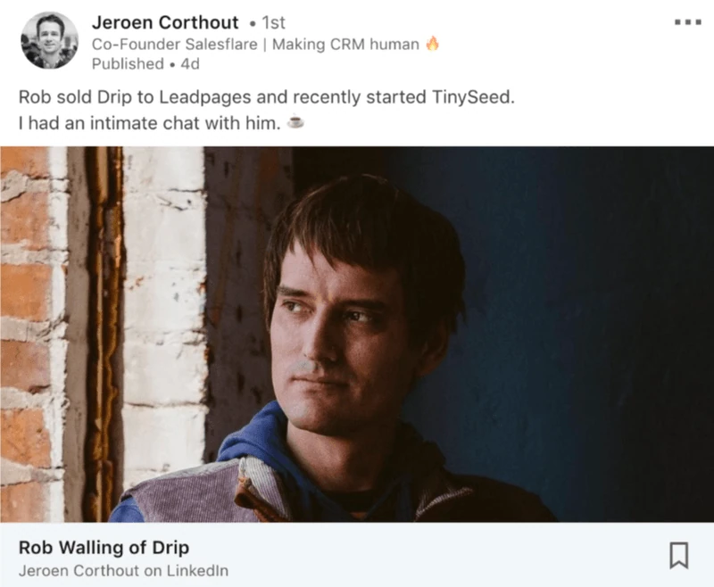 Un ejemplo de compartición de contenidos en LinkedIn a partir del perfil de Jeroen Corthout, fundador de Salesflare.