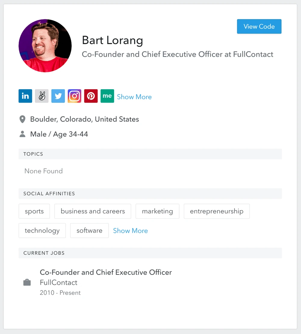 Skärmdump av Fullcontact, en smart databas, som visar information om FullContacts VD, Bart Lorang.